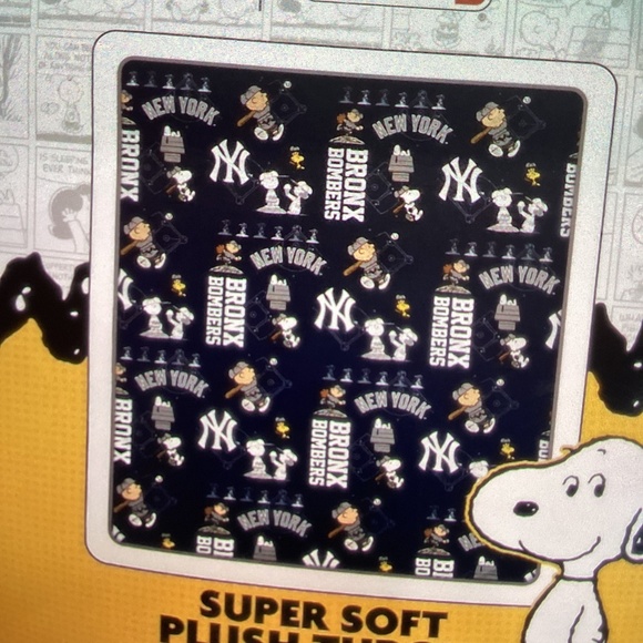 New NEW YORK Yankees BRONX BOMBERS x Peanuts Snoopy Plush Throw 60x70” - Picture 2 of 5